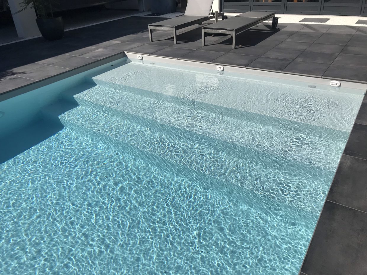 Escalier immergée piscine